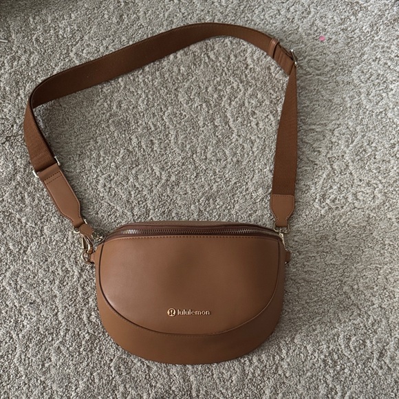 Lululemon Leather Alternative Saddle Crossbody Bag 2L - Chestnut/Gold - Picture 1 of 4